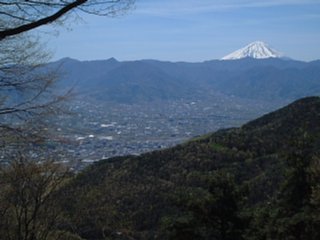 富士山と春日居町の町並みが一望！
