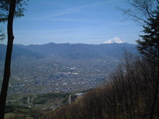 展望台は真新しいベンチもあり休憩に最適